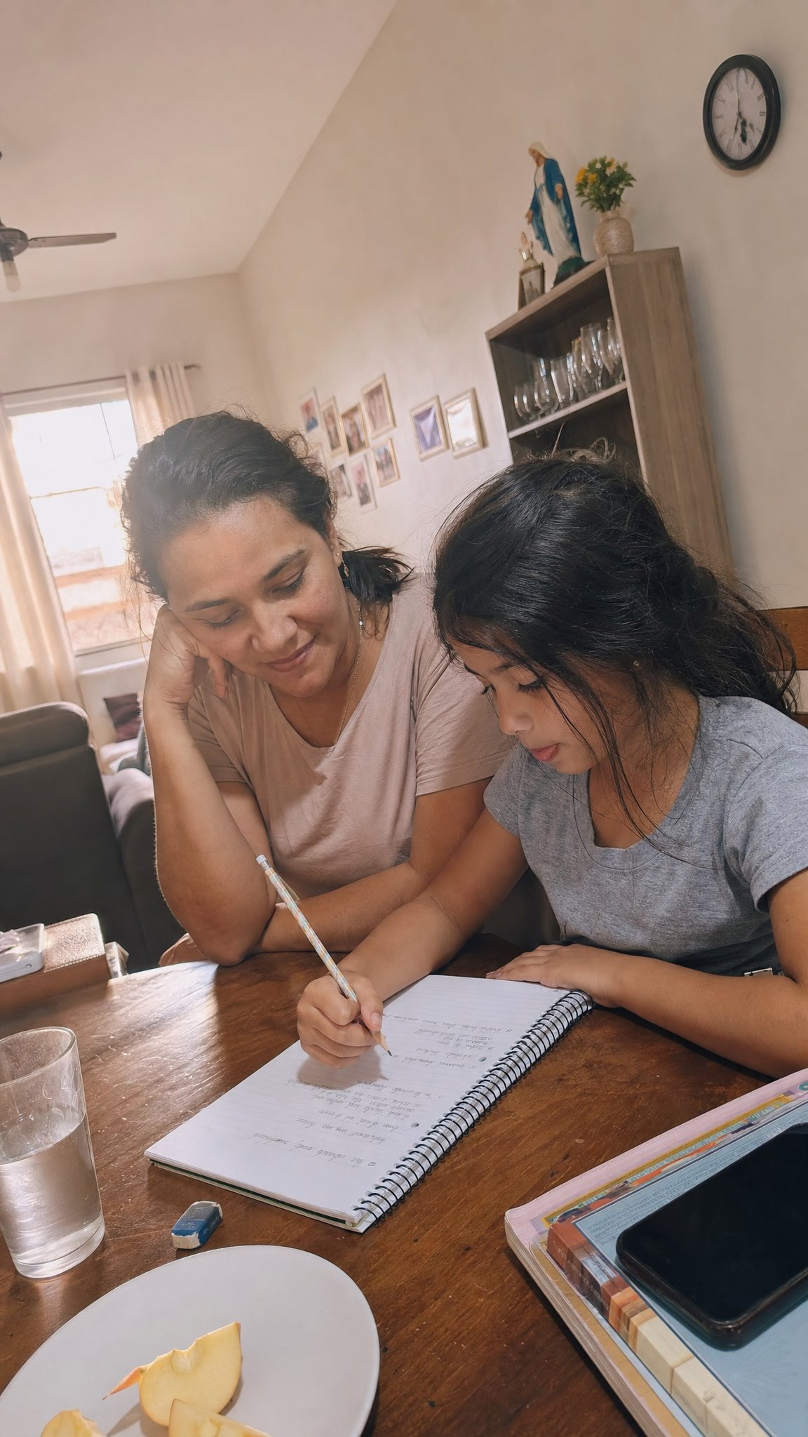 Mãe segurando caderno de atividades
