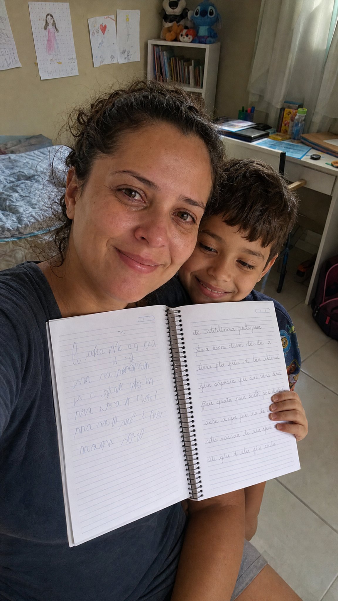 Menina mostrando caderno